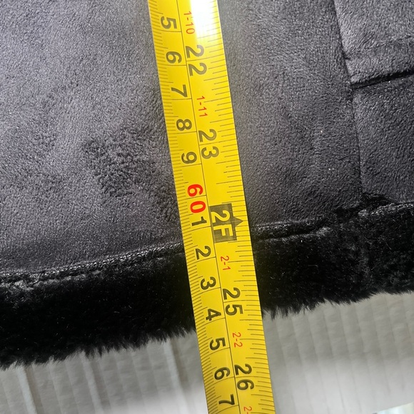 Coldwater Creek Black Vest with Faux Fur Trim size large (14-16) - Picture 6 of 8